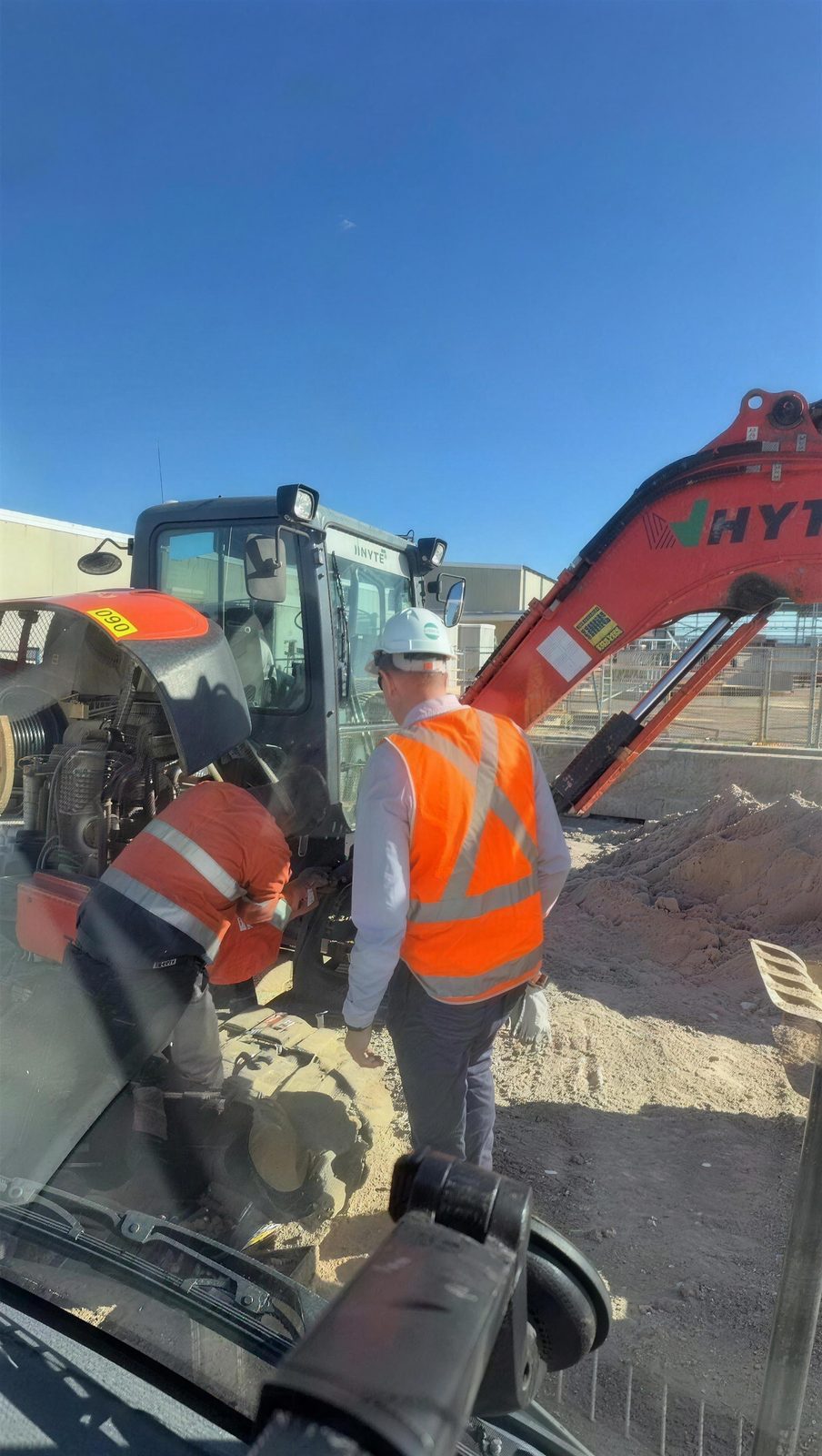 EMTR carrying out an on-site breakdown repair next to an excavator